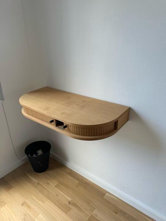 Nedtagning af skrivebord, tilskæring samt opsætning af akustik panel og ophængning af billede ( betonvægge)