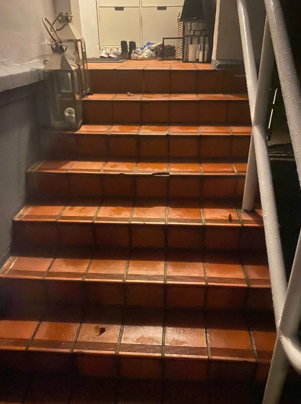 Fliser på trappe udenfor skal erstattes