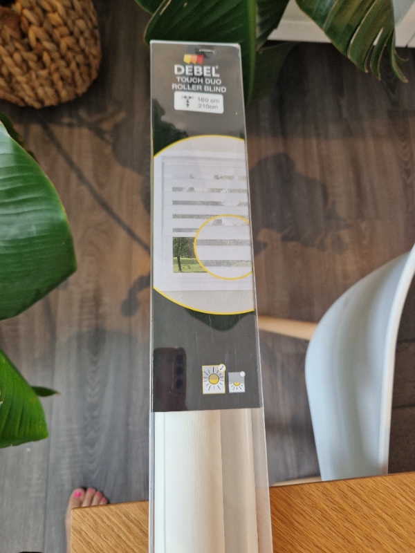 2 rullegardiner skal justeres i størrelsen og sættes op