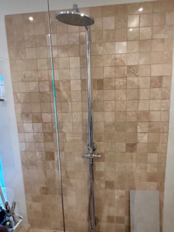 Skiftet en bruser med udgang på midten og til almindelig blandingsbatteri