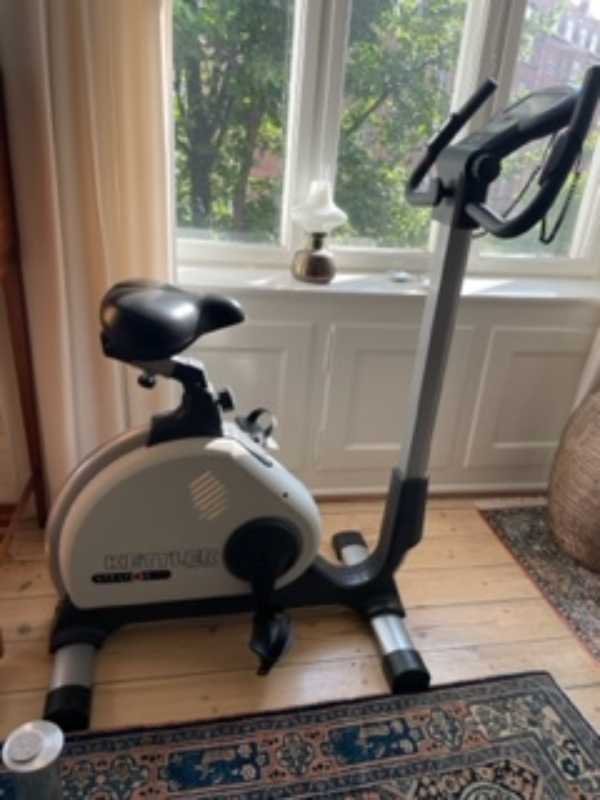 Bortskaffe motionscykel (Ketler) og glasbord