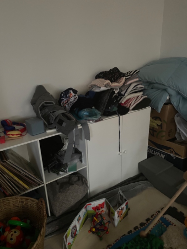 3 smalle vitrineskabe fastgjort til væg med plugs og beslag. Tv på skinne op og hænge. To små skabe