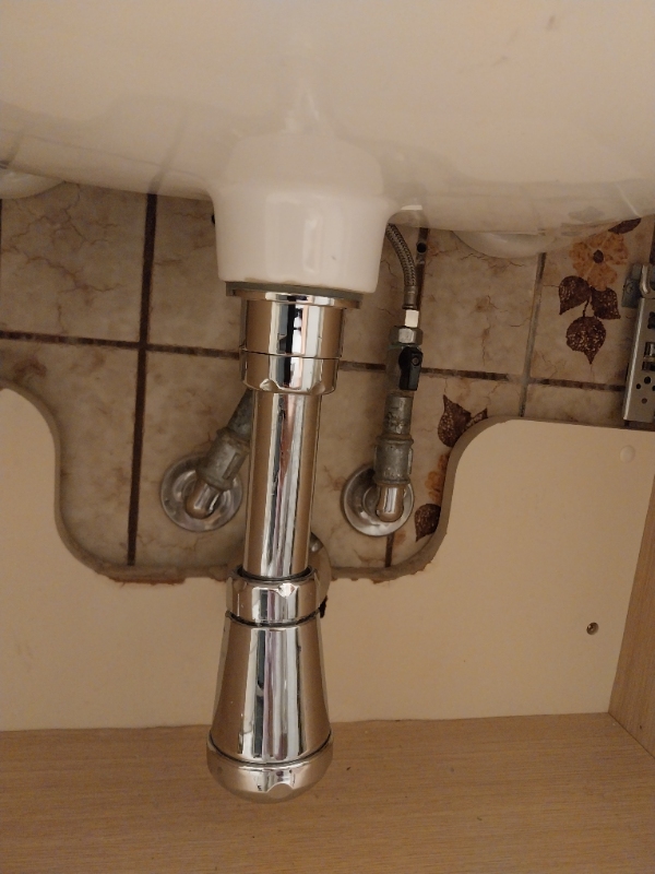 Samlet og opsat møbel med håndvask og samlet spegl.