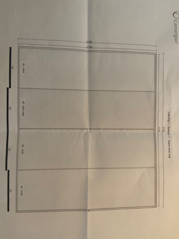 Samlet et væg til væg garderobeskab