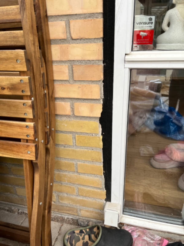 Murer søges: Opmuring af false ved terrassedør i havestue. Den skal afrettes. Mørtelfuge omkring vindue hvor der pt er ødelagt Illmod fugebånd.