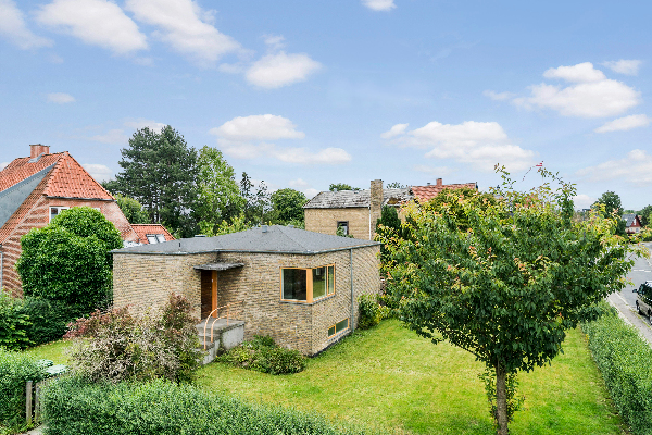 Udskiftning af fuger og oppudsning af sokkel