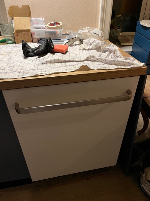 Sat skuffeforstykker på, bordet bul til greb og savet blændside til. Evt gardinopsætning