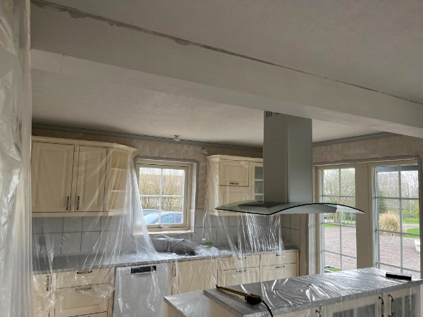 Spartling, slibning, opsætning af filt og maling..