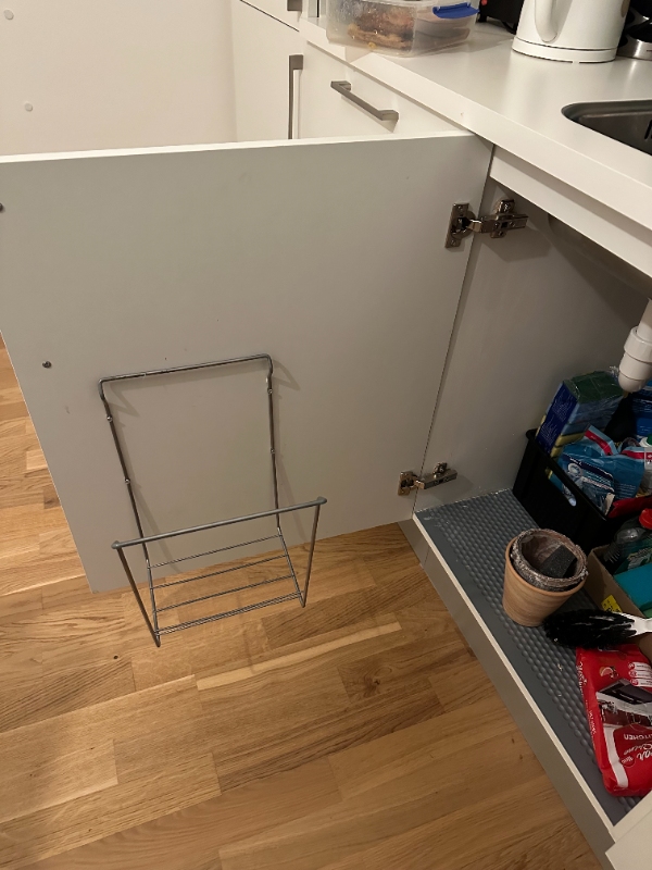 køkkenets skab er faldet ud og jeg har prøvet flere gange at montere det men uden held.