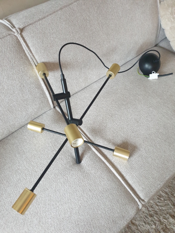 Hængt loftlampe op og monteret