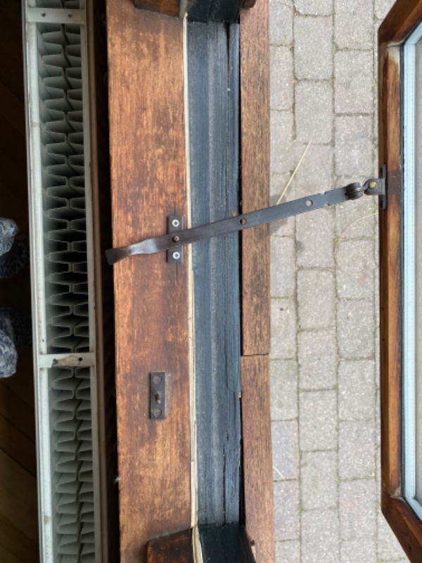 Rep. af træværk 2 vinduer og ny dør i kælder.