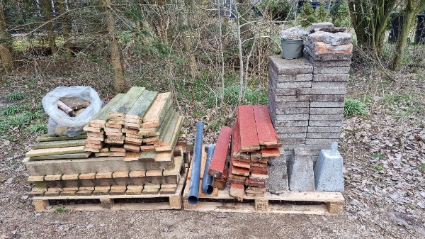 Afhentning af fliser, trykimprægneret træ og plastik