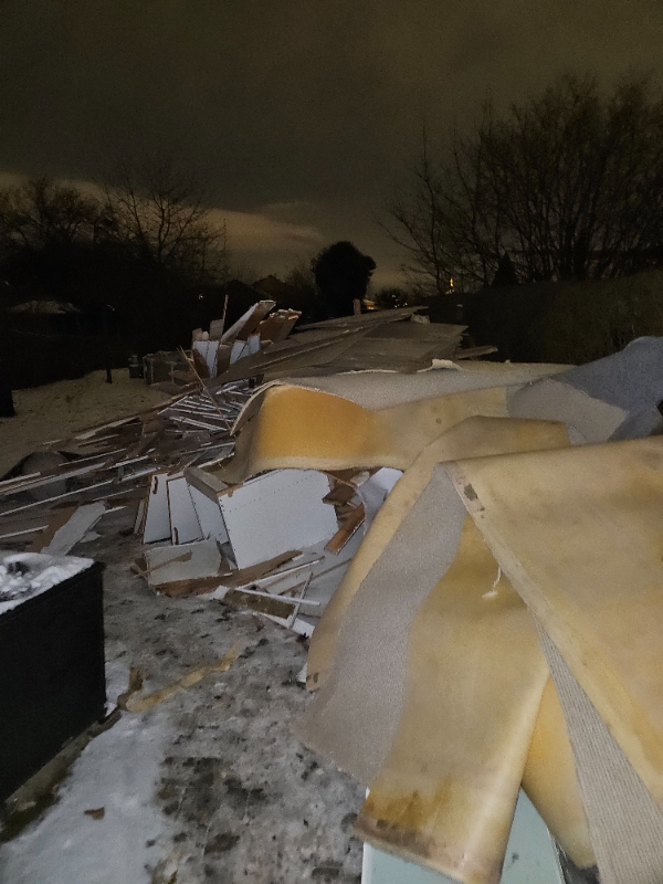 Affald fra lille køkken, beton og mure væg og gulvtæpper.