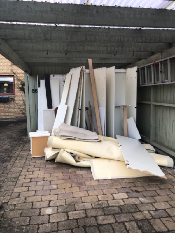 Afhentning af affald. Ca. ti højskabe, to ikke skilt ad og fire ruller gulvtæpper, plus det løse.