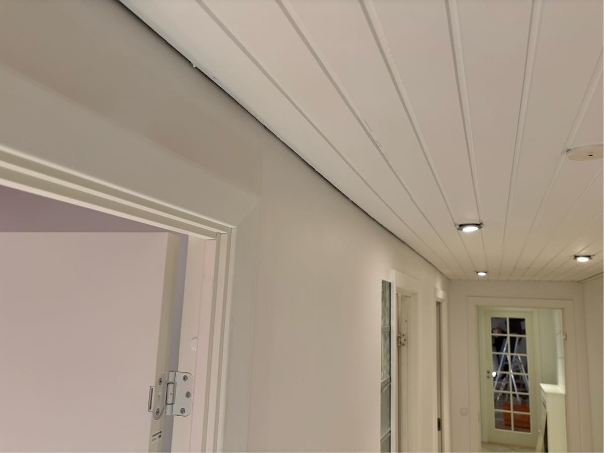 Pæn afslutning i trælofter samt lidt fodpaneler