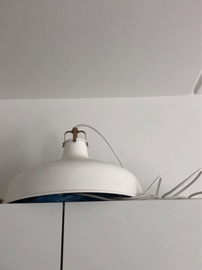 Ophæng af en lampe