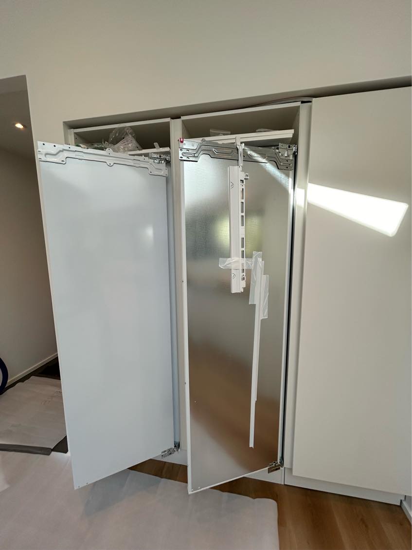 Montering af HTH skabslåger på integrerede hvidevarer