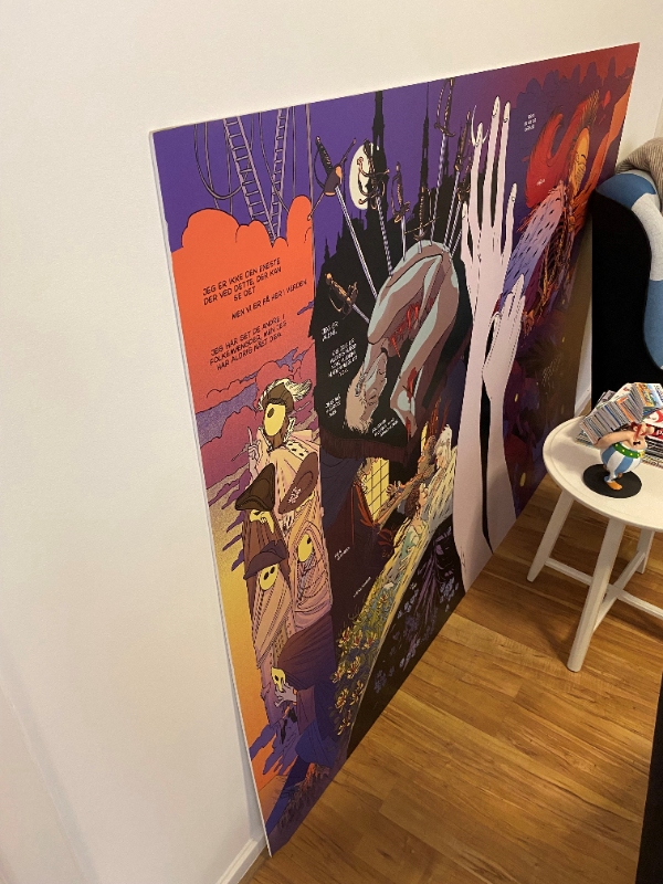 ophængning af neonskilt og stor plakat fra loftet. Ophængning af 2 billeder. Lapning af huller.