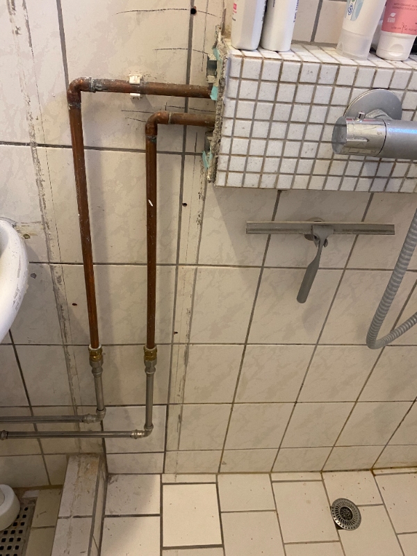 Rørkasse til brusearmatur