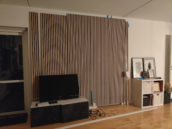 Akustik egetræs lameller på beton + møbel ophæng