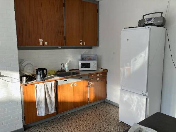 Opsætning af køkken inkl. blandingsbatteri m.m.