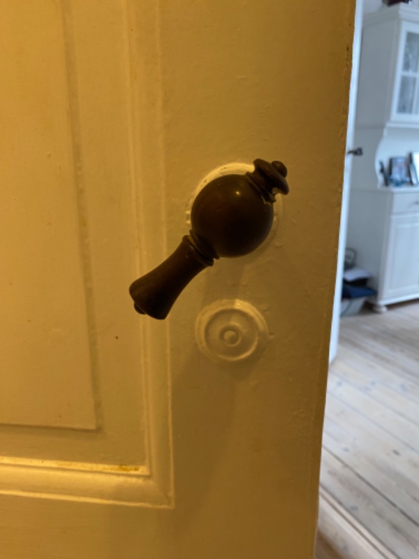 Udskiftning af dørhåndtag og låse på 4 indvendige (gamle) døre (fjeder knækket)
