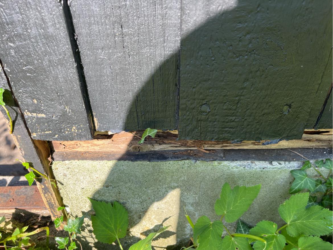 Tagpap og bjælke skiftes på skur og fronten på træhus slibes og males