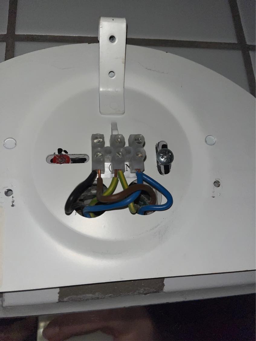 Skal sættes dæksel over lampe udtag og sættes lampe op