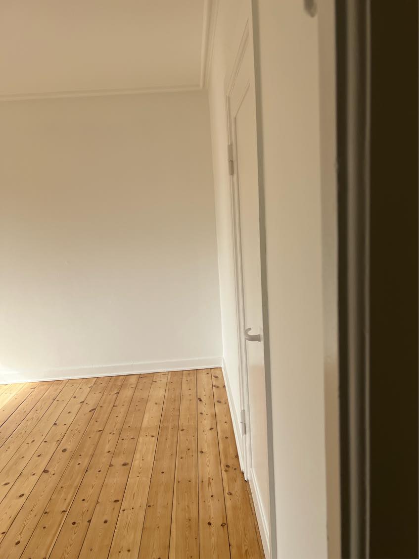 Ligge laminatgulv på entre og stue