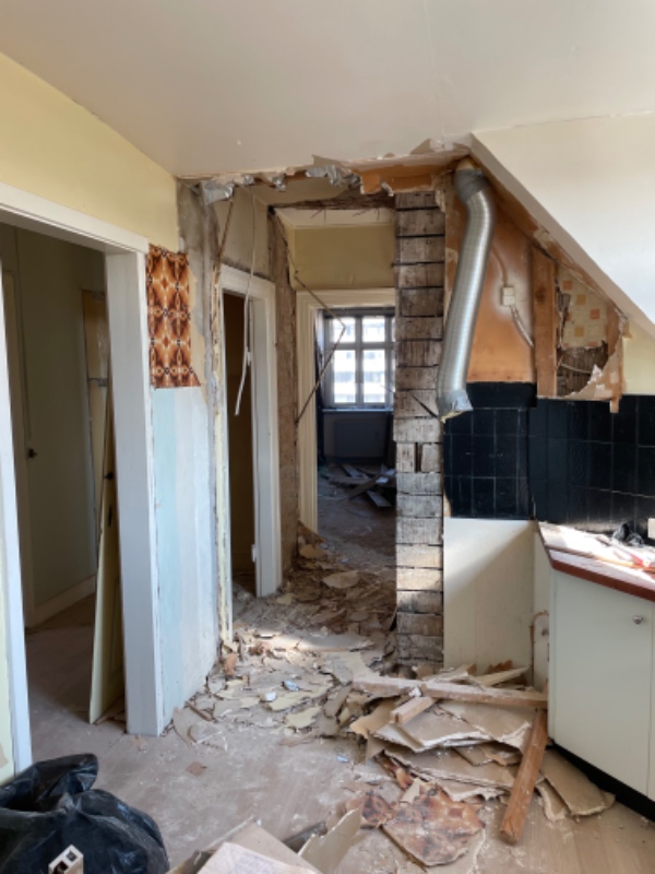 Nedbringning af byggeaffald til container