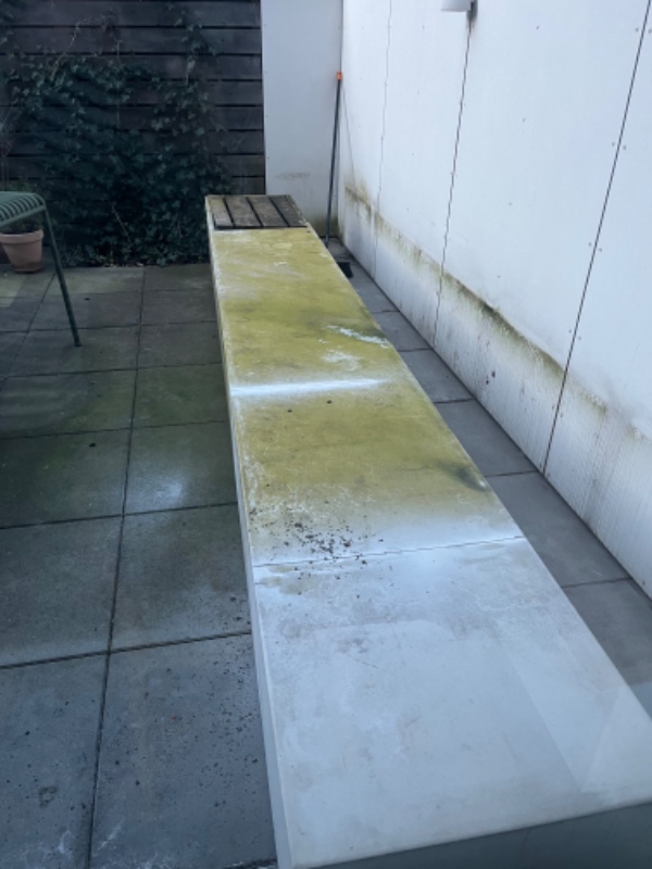 Skære en glasfiberbænk op, køre den væk