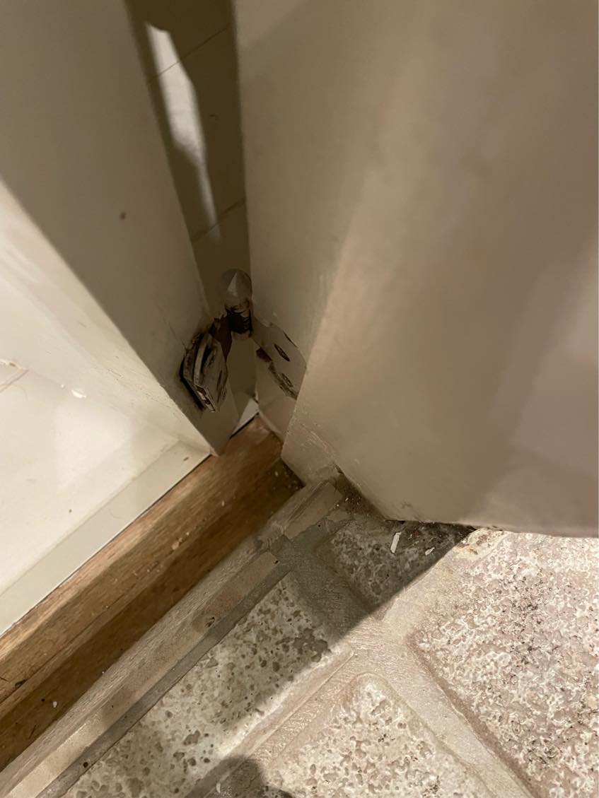 Jeg skal have en gammel badeværelsesdør repareret - hængslet er knækket og døren rammer bunden af ​​dørkarmen og kan ikke lukke.