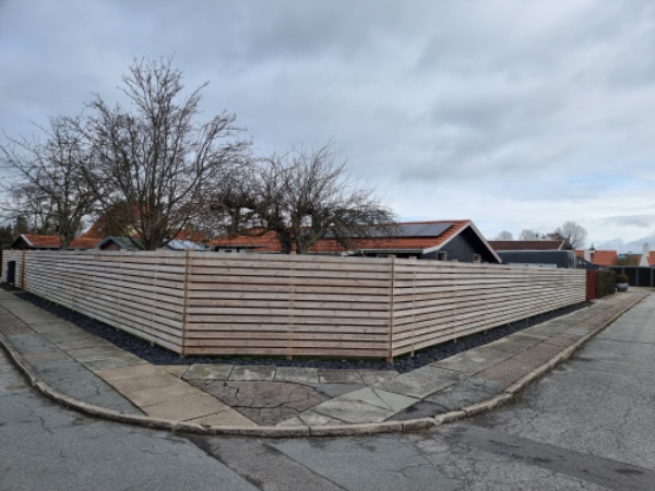 Plankeværk skal males på begge sider