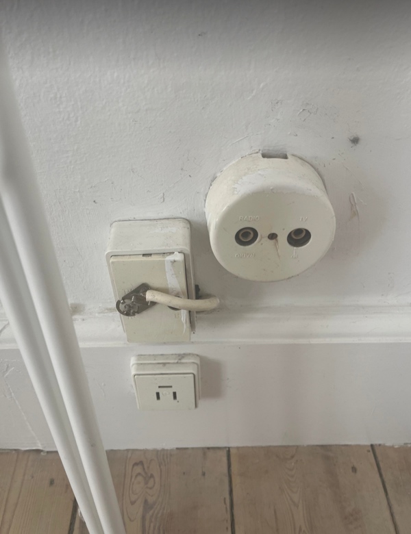 Lav telefonstik til stikkontakt