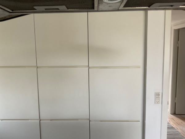 Justerings af låger i køkken. Påsat skabslåge på køleskab er løs og hænger