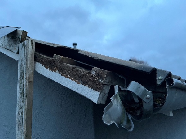 Reparation af tagrende (lukning/spænde) og tagbræde