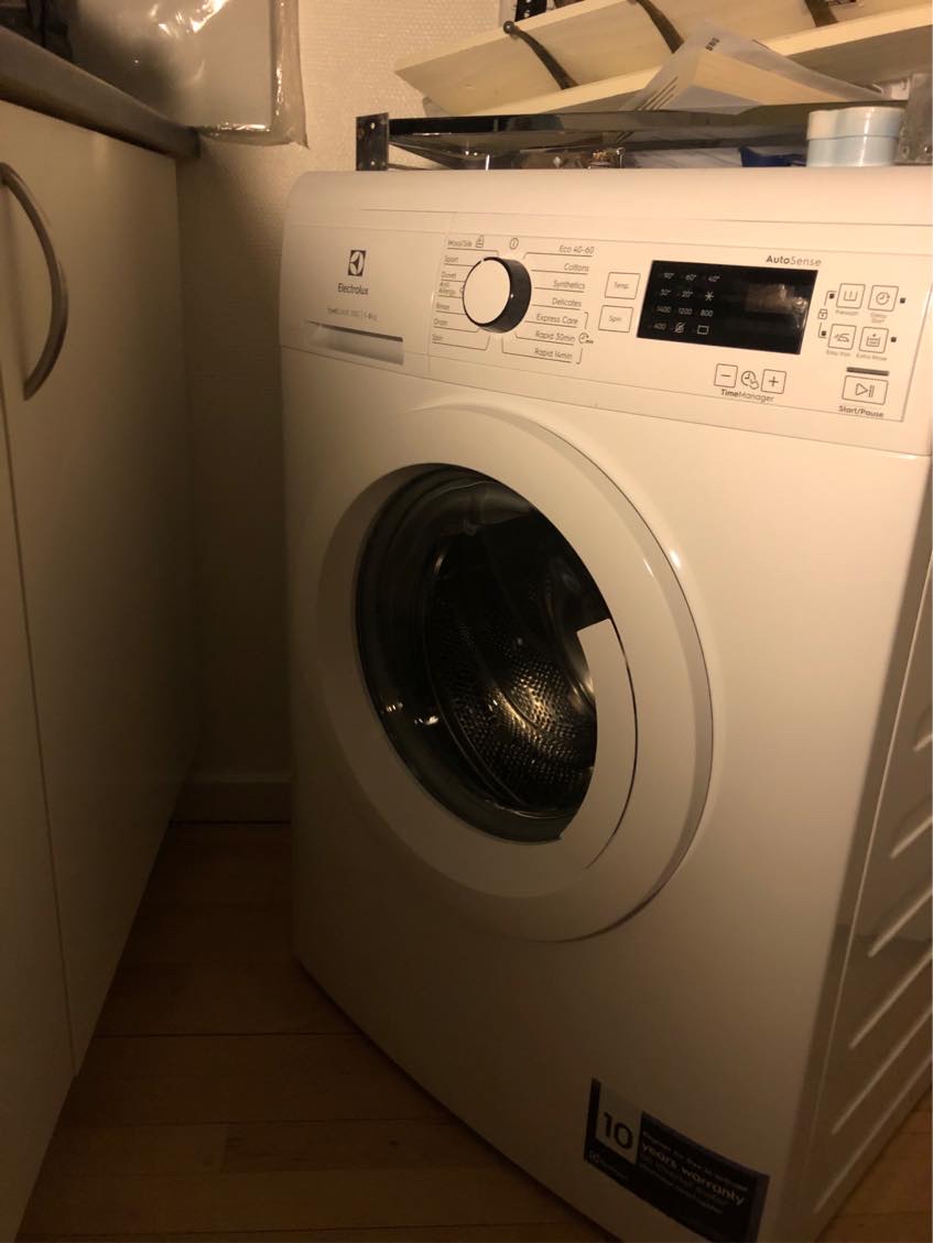 Sat en ny electrolux vaskemaskine til OG sættes oven på en drypbakke. Man skal vide hvordan vandet slukkes🙏🏼