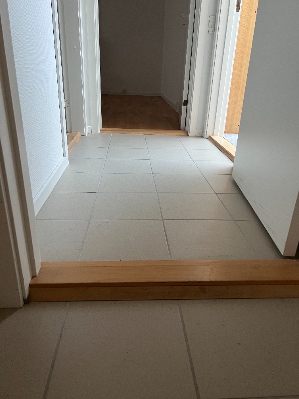 Erstatning af bundstykker/trælister pba. robotstøvsuger