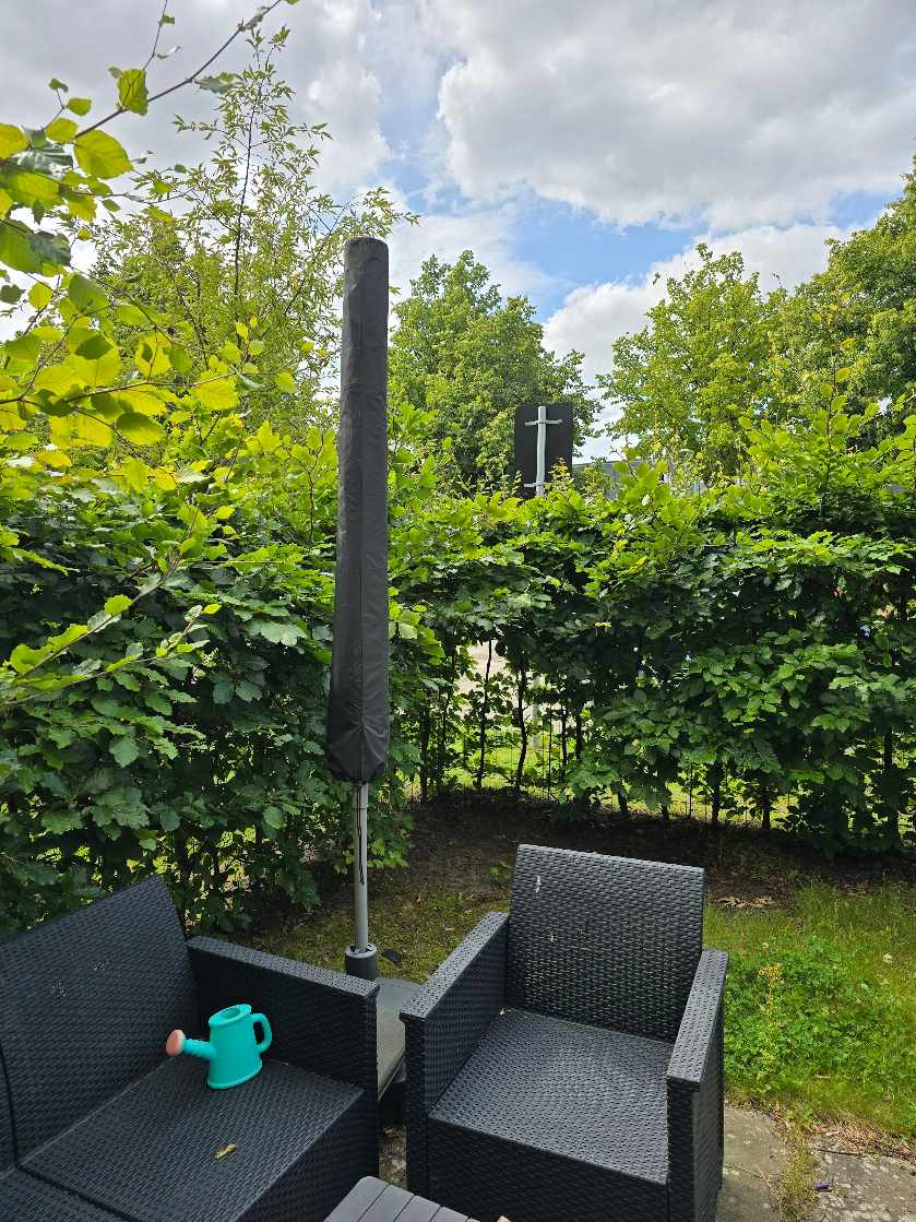 Rengøring af fliser og klipning af hæk