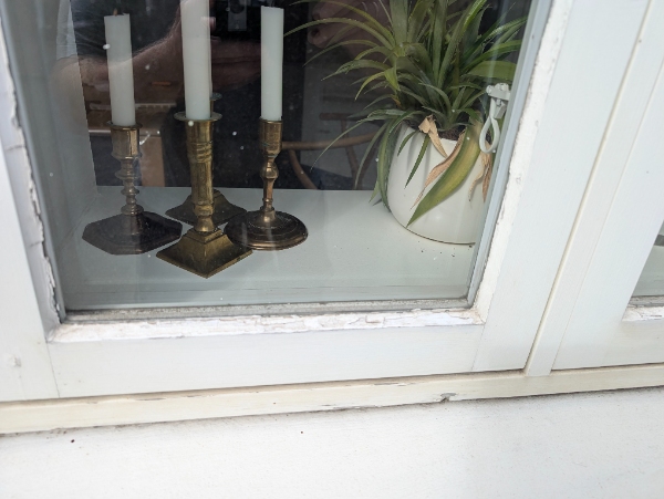 Udvendig maling af 4 sprossevinduer og dør i byhus