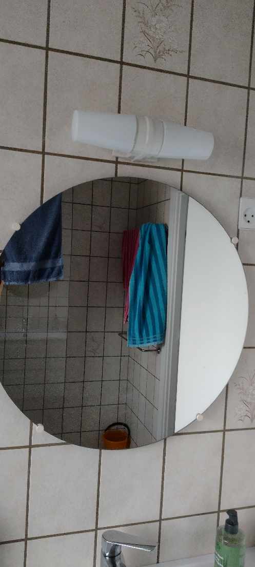 Skift lampe i badet. Hænge nyt spejl op.
