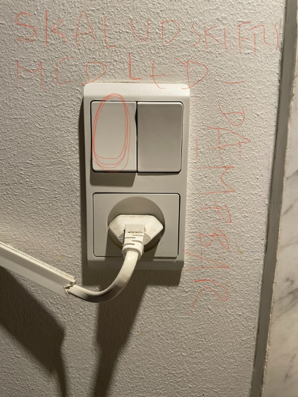 Skifte to stikkontakter til LED dæmpbare. Lave lampeudtag i tilstødende rum. Kræver bor.