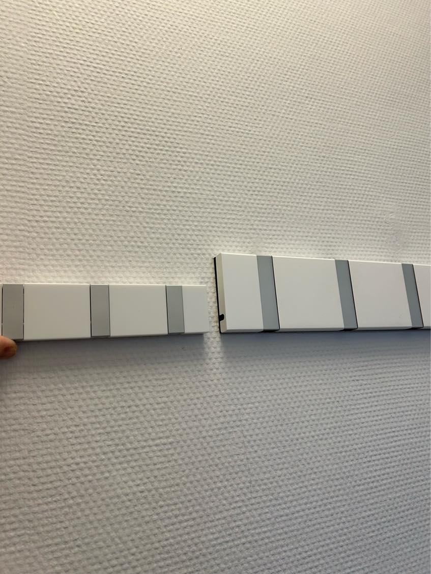 Ophængning af knagerække og samling af lille reol