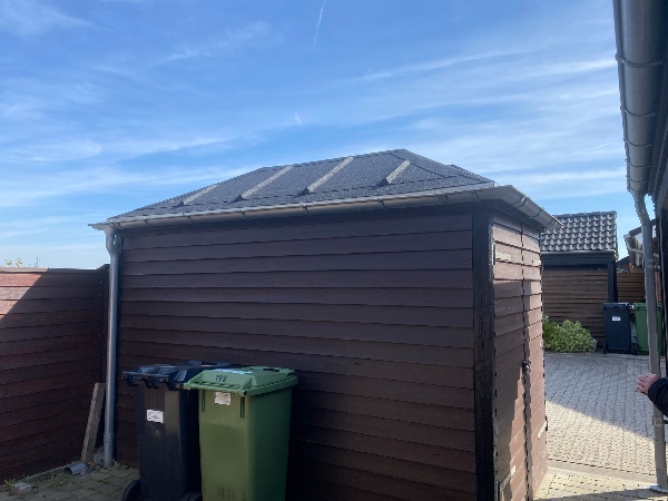 Nedtagning og opsætning af tagrende på skur. Tagrende, hjørnestykker og samlestykker er købt. 2,8x2