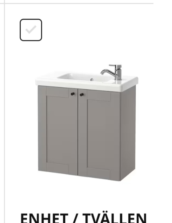 Opsat skab og vask på badeværelset