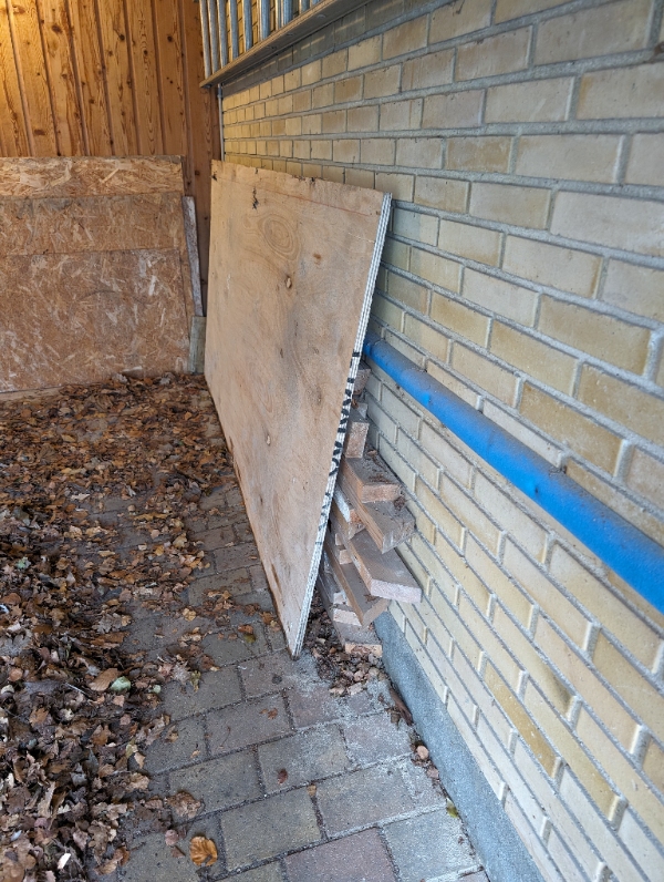 Køre træplader/træstykker på genbrugspladsen