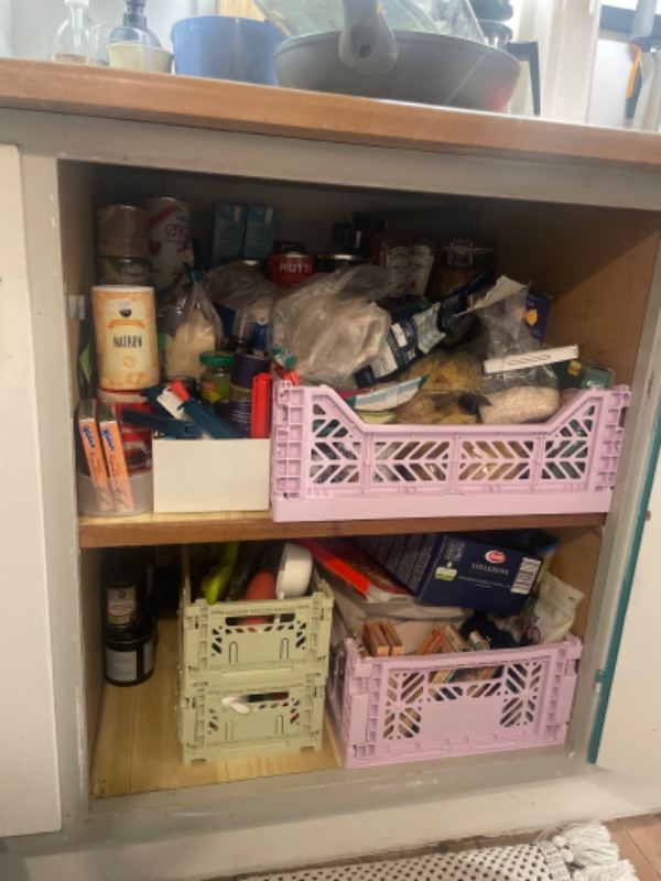 Snedkerarbejde - skæring af sokkel og boring gennem skabe for opvaskemaskine