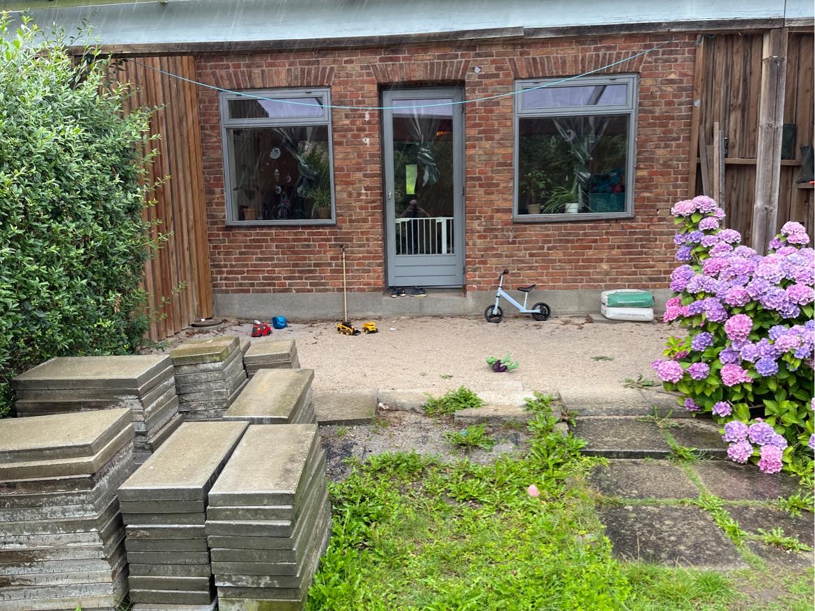 Hjælp til at sætte flisser i haven.