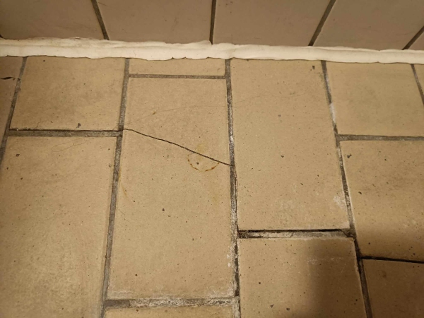 Knækkede fliser i badeværelse