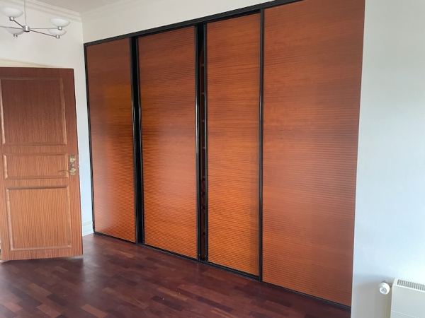 Nedtagning og bortkørsel af indbygget skab fra lejlighed på 1 sal.